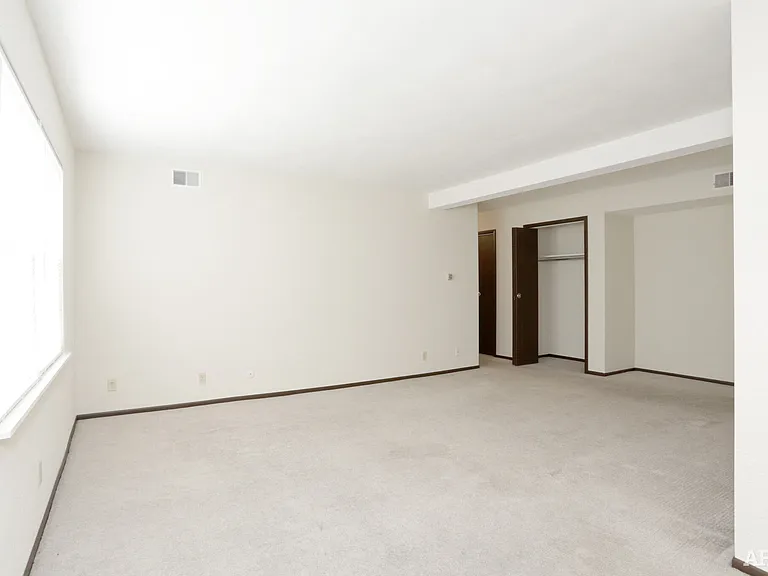 Hillcrest Apartments — Photo 21