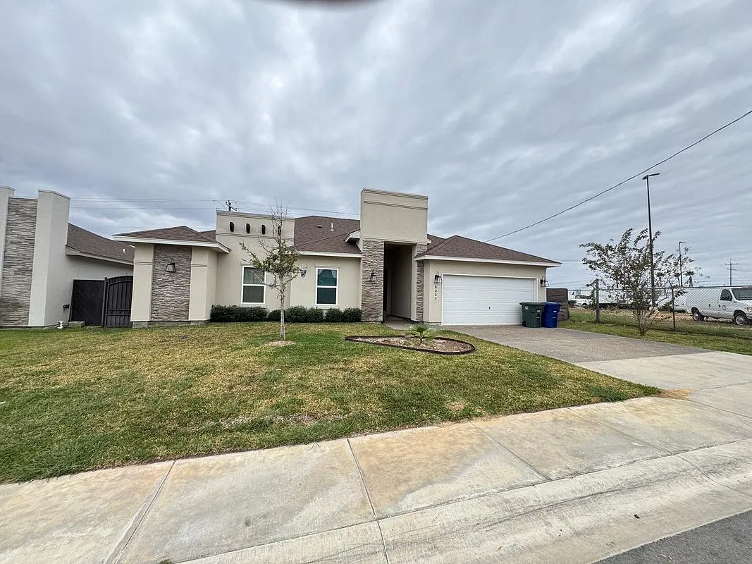 4 bed, 2.5 bath, 1926 sqft, $2,500 — Photo 3