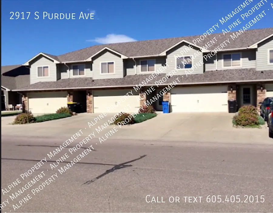 Beautiful West Side 3 Bed/2.5 Bath Townhome! — Photo 1