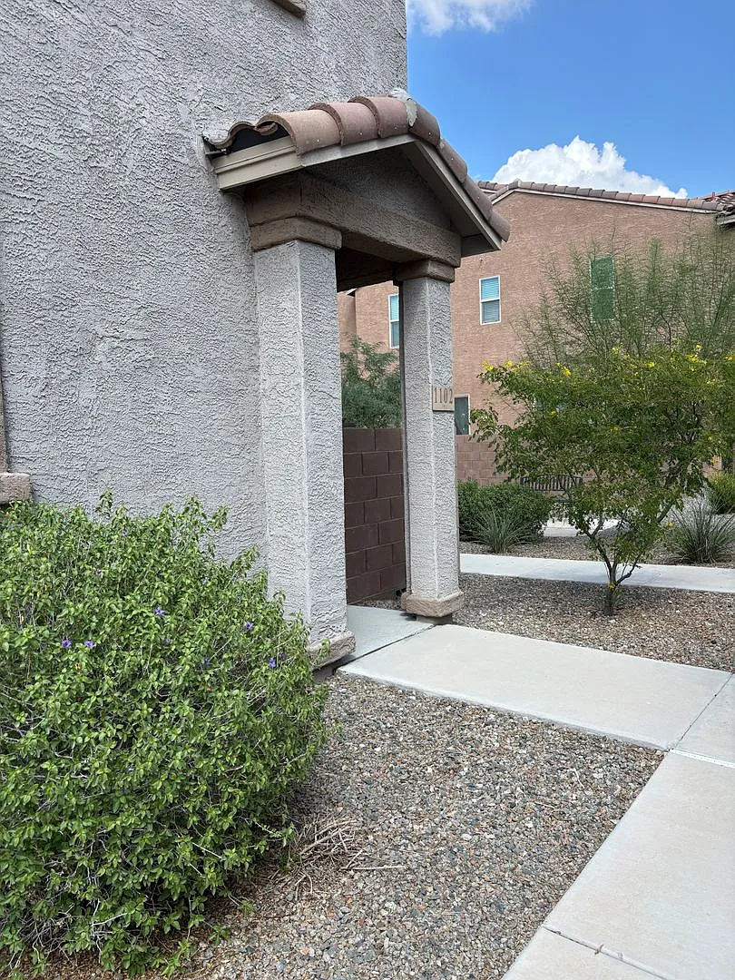 Contemporary Central Home — Photo 3