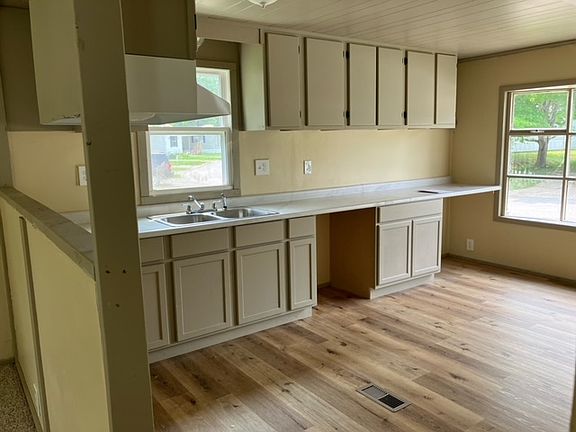 2nd image of 1168 E Park Dr