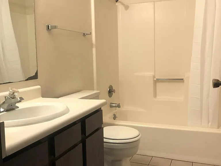 Bathrm, Tile Floor, Tub-Shower