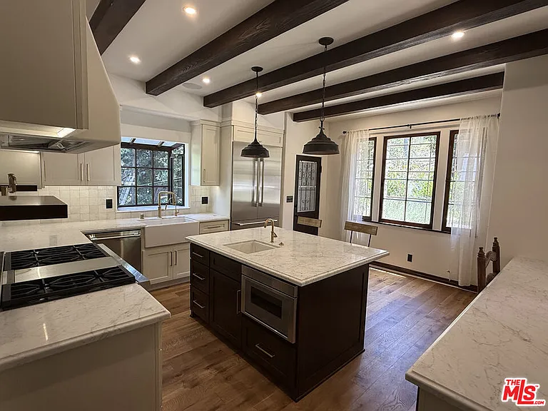 3475 N Knoll Dr — Photo 11
