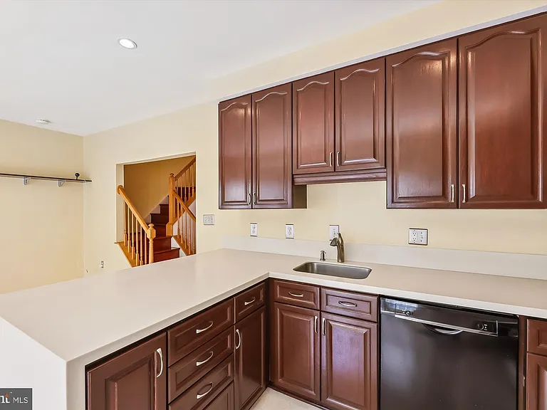 7445 Gillingham Row — Photo 8