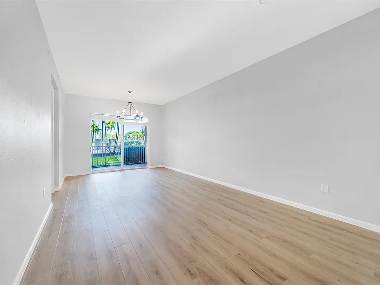 3500 Oaks Clubhouse Dr #102 — Photo 5