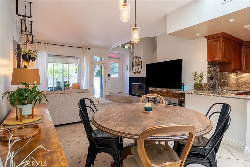 3 bed, 1144 sqft, $4,500 — Photo 1