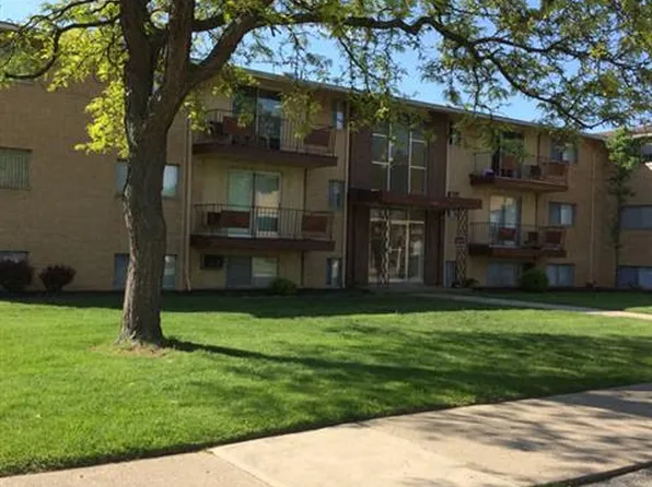 Kingston Place Apartments, 6961 Pearl Rd, Cleveland, OH 44130