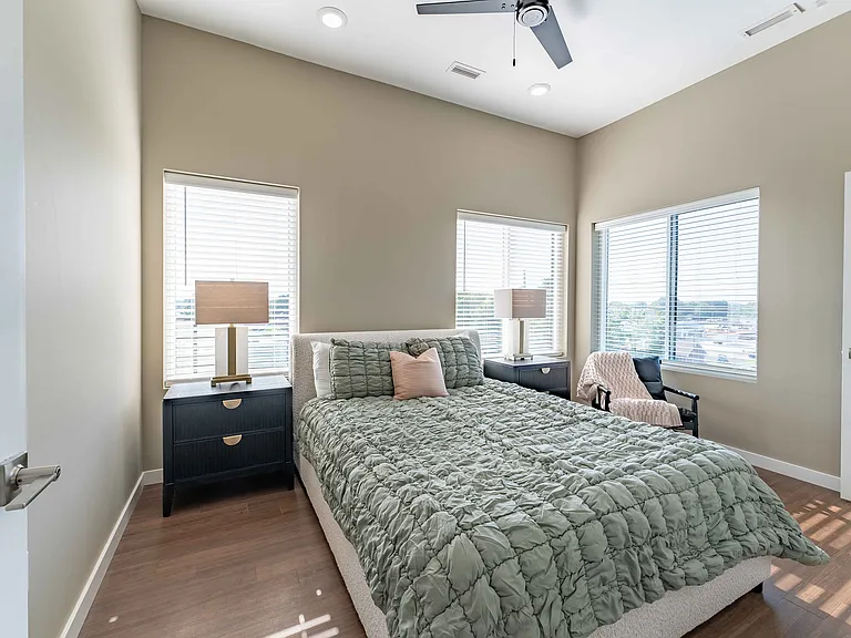 1364 E Battlefield Rd — Photo 155