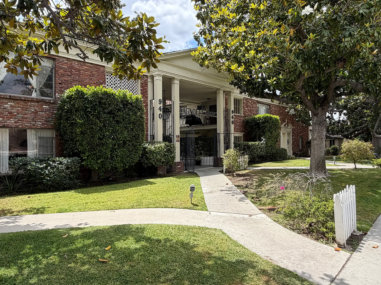 magnolia manor — Photo 1