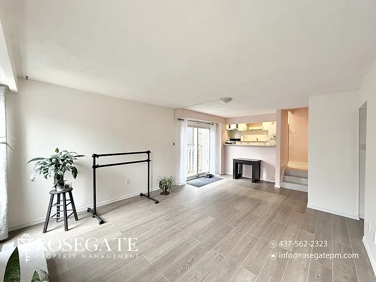114 Centre St N #B — Photo 8