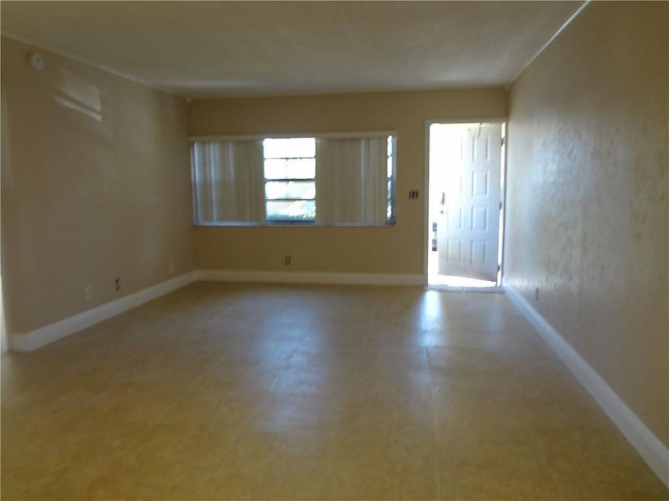 1st image of 10009 Twin Lakes Dr