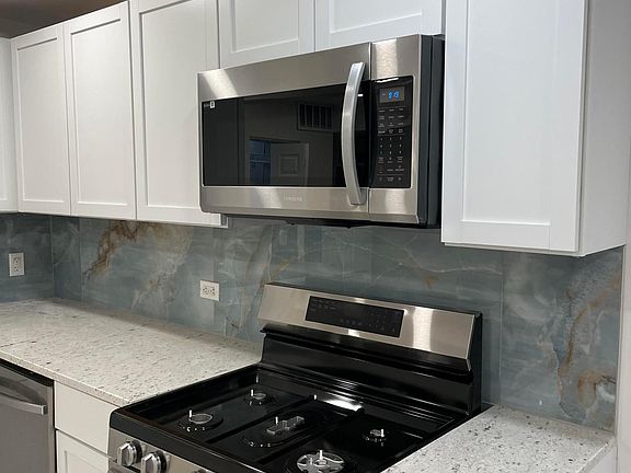 3rd image of 3625 W Oakdale Ave
