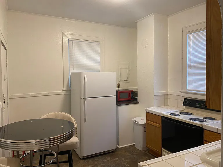 909 W 36th St #DOWNSTAIRS — Photo 6