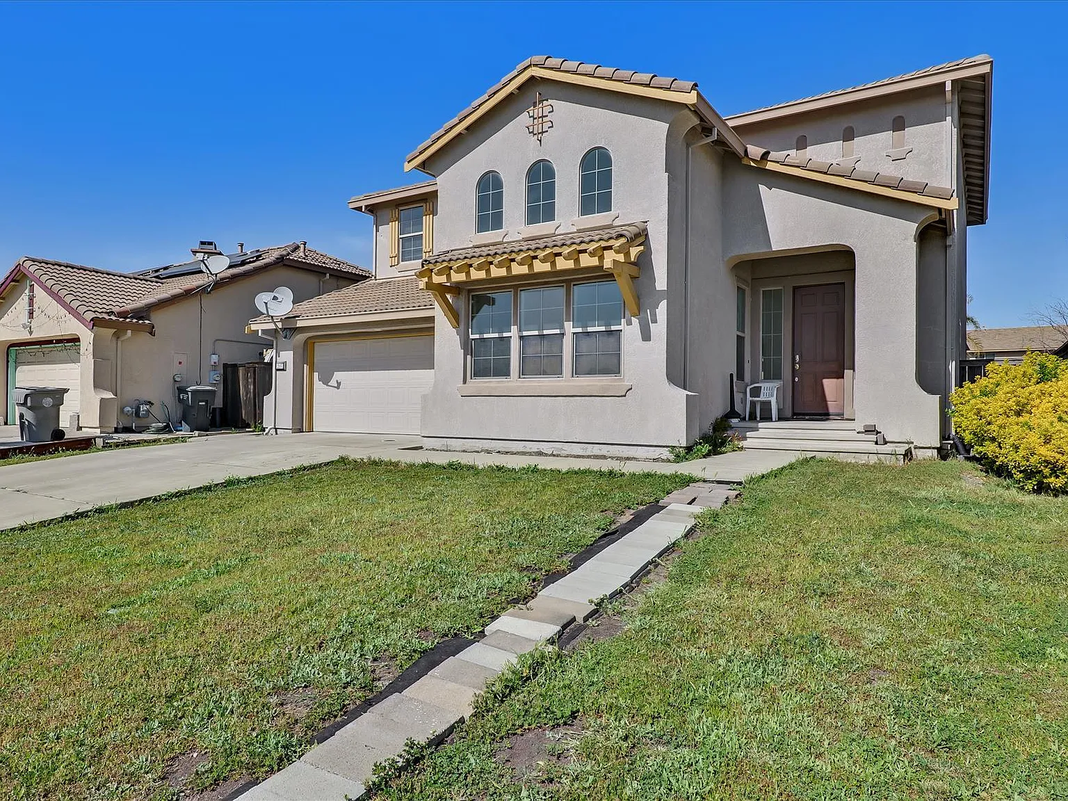 6 bed, 3.5 bath, 2700 sqft, $690 — Photo 2