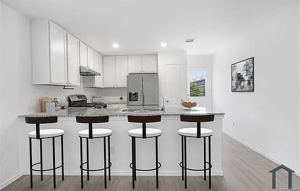 3 bed, 1225 sqft, $2,000 — Photo 3