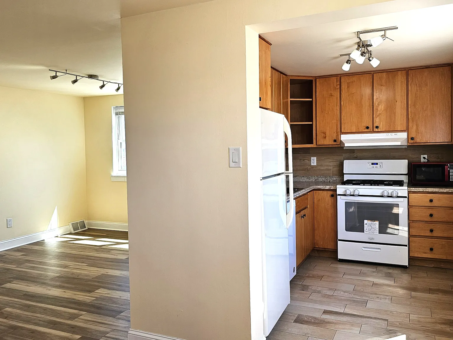 2 bed, 740 sqft, $1,900 — Photo 2