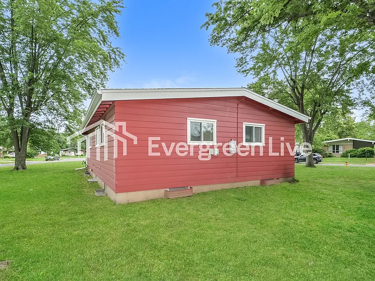 285 Versailles Dr — Photo 15