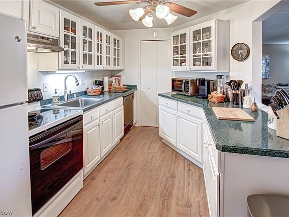 4th image of 9610 Cove Dr Unit B20