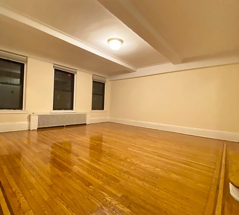 2nd image of 310 E 55th St APT 4b