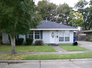 11 Azalea Dr, Gretna, LA 70053