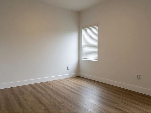 5th image of 6049 Blackthorne Ave #2