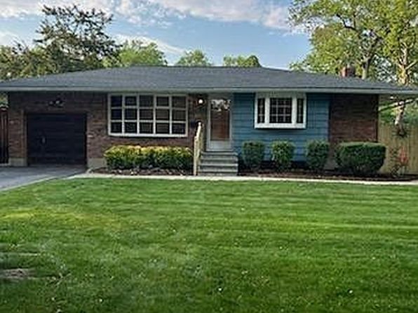 13 Pebble Ln