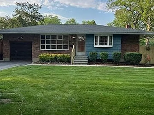 13 Pebble Ln, Huntington Station, NY 11746