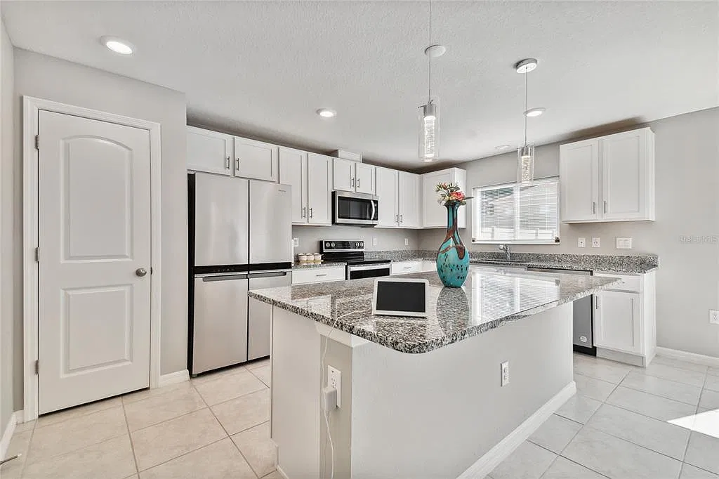 5 bed, 3.0 bath, 2668 sqft, $3,100 — Photo 4