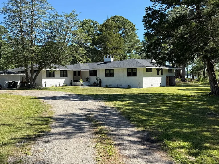 305 Ship Point Rd — Photo 1