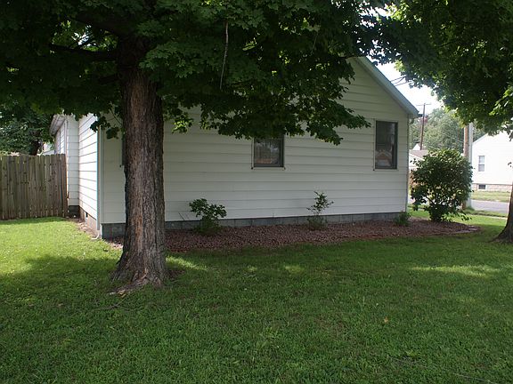4th image of 376 E Beach Ave
