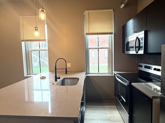 4th image of 3125 Trumbull St #102