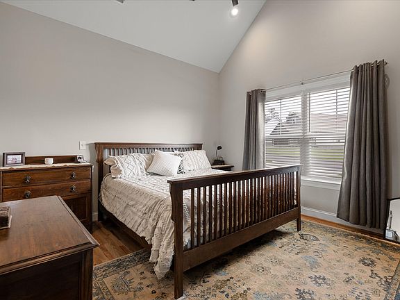 4th image of 301 Sentry Oaks