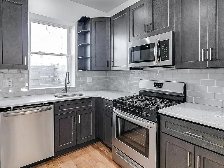 1719 Arlington St — Photo 2