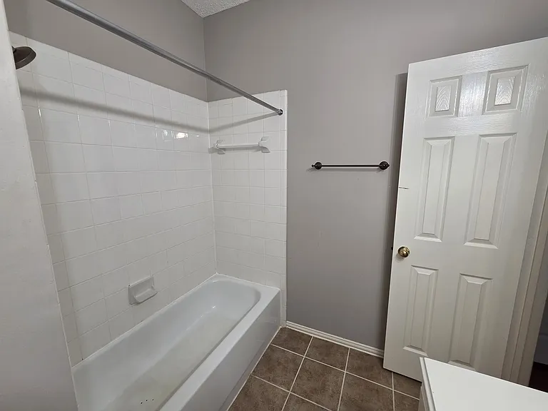 1344 Wentworth Dr — Photo 2