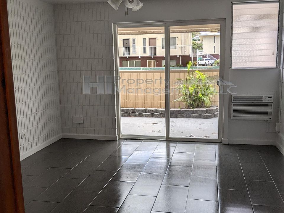 Living room w/AC and ceiling fan opens to courtyard