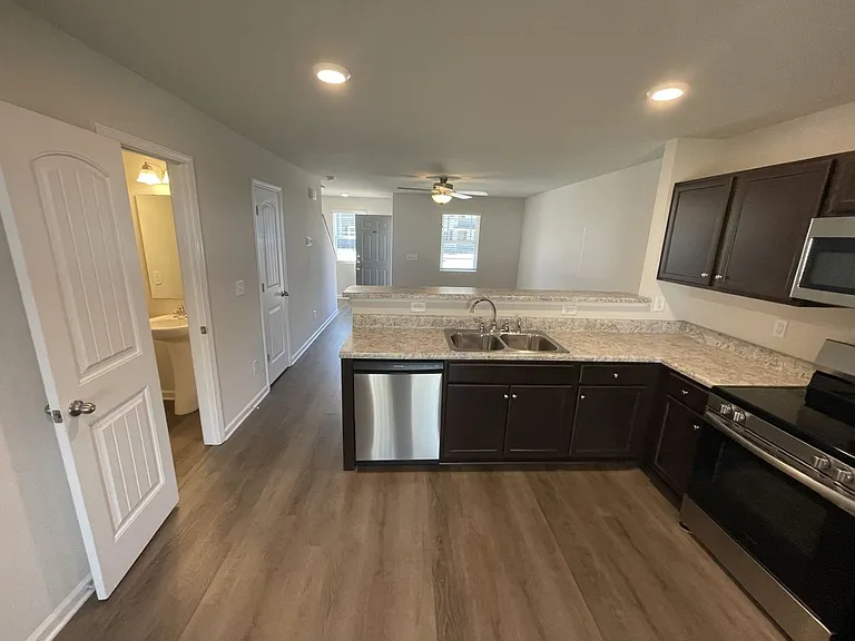 1028 Peony Ln — Photo 4