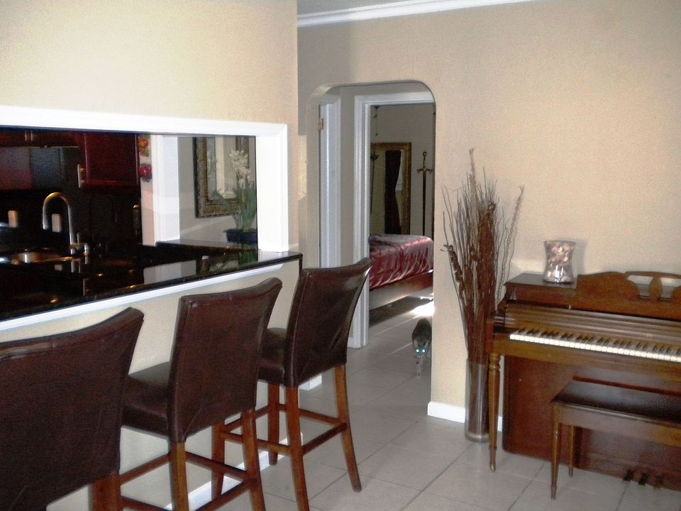 Kitchen pass through / Breakfast Bar