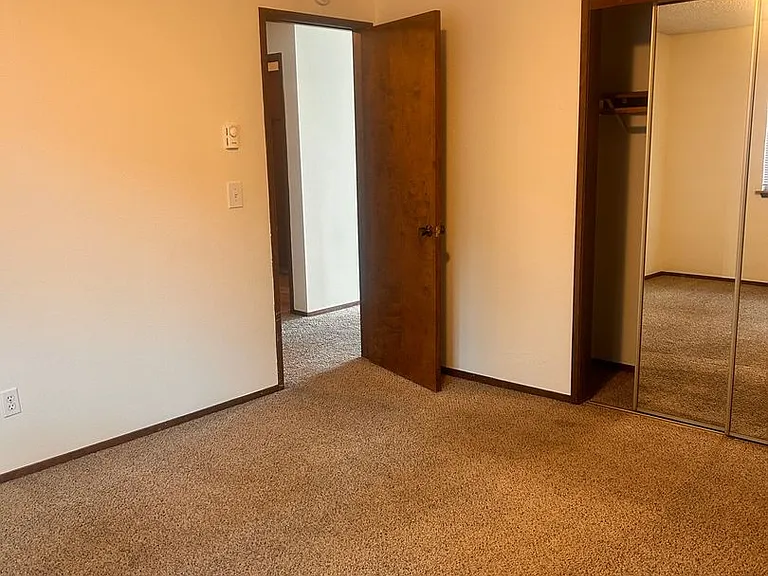 607 R St — Photo 8
