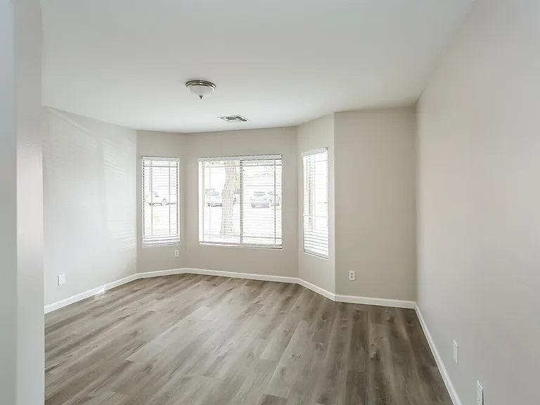 7334 W Lamar Rd — Photo 6