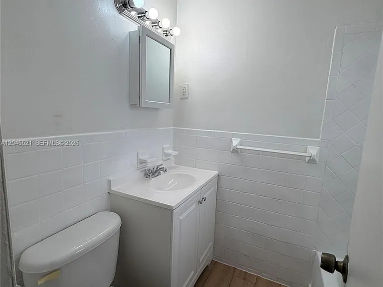2557 NW 60th Ter — Photo 15