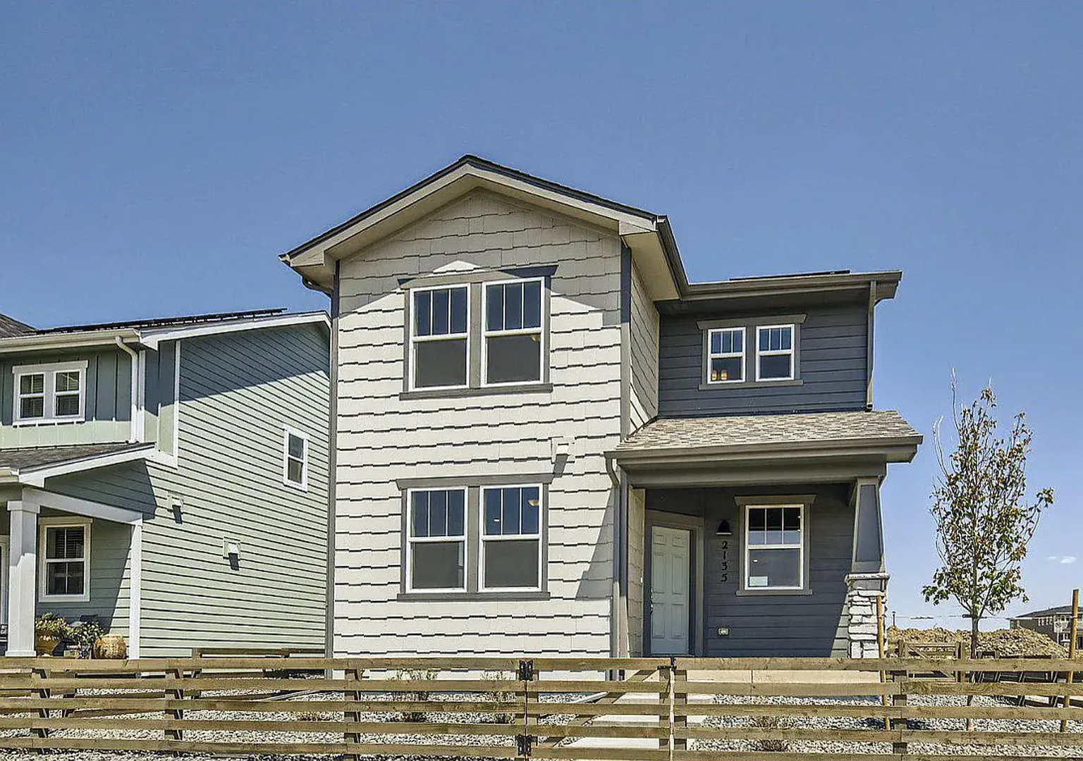 Stunning South-Facing Home with Mountain Views & Modern Finishes! — Photo 1