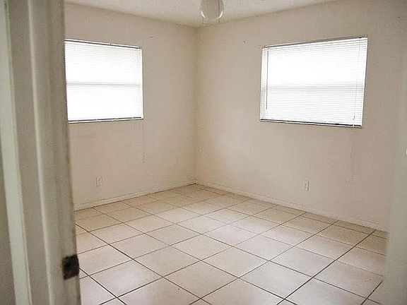 4th image of 2980 Green Acres Ave APT B