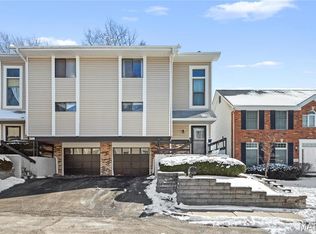858 Lionsgate Dr, Saint Louis, MO