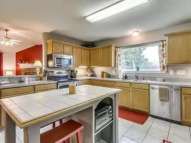 Large & bright kitchen