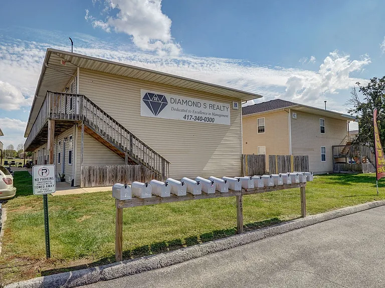 Bradford Terrace Apartments / 420 Britt Lane, RG — Photo 6