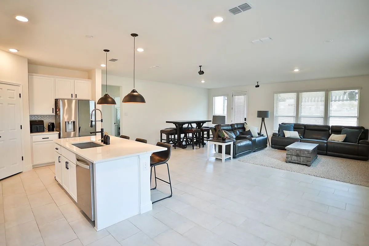 4 bed, 2.0 bath, 2080 sqft, $2,300 — Photo 4