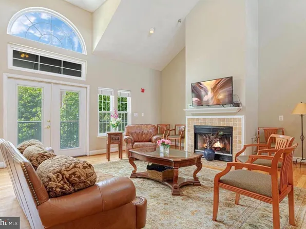 3308 Wyndham Cir APT 221, Alexandria, VA 22302