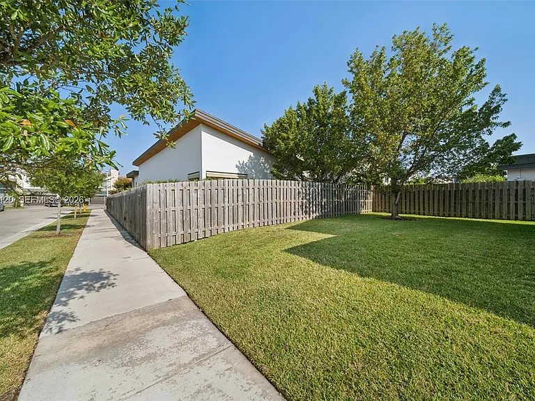 7635 NW 103rd Pl — Photo 4