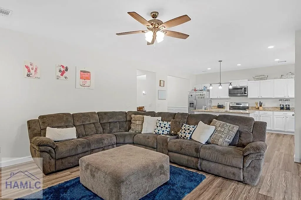 4 bed, 2.5 bath, 2297 sqft, $2,500 — Photo 2
