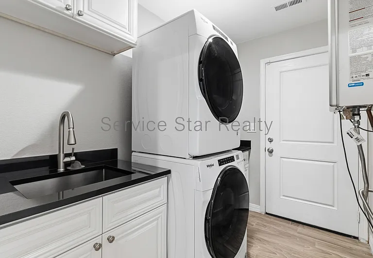 1558 W 5th St — Photo 17